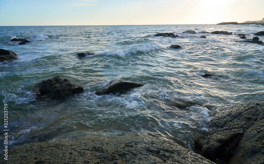 Obraz premium waves breaking on the rocks