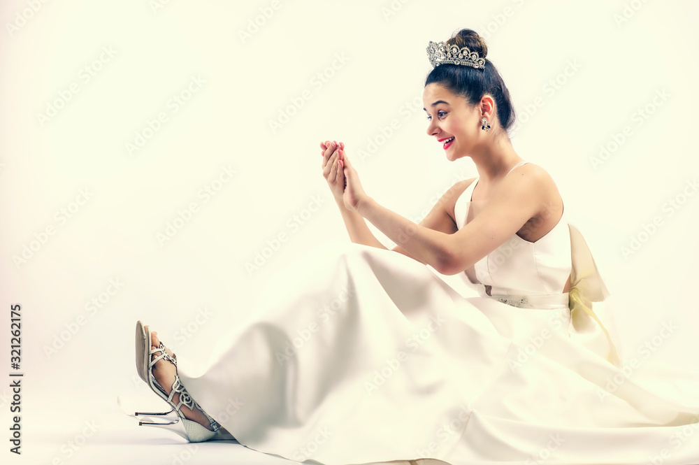 Φωτογραφία Ring on the finger of the bride, girl looks at ring