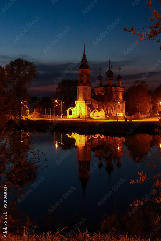 Obraz premium Spring in Vologda. Night scene. Church of the meeting of the Lord. Reflection i