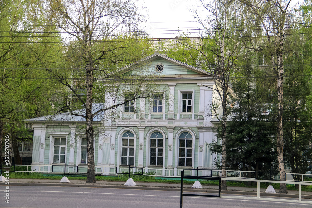 Vologda. Spring day. The house on Oktyabrskaya street 15. monument of the wooden architecture