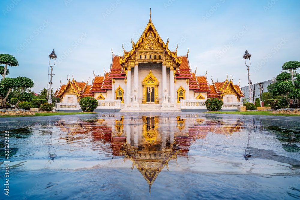 Naklejka premium Wat Benchamabophit temple, The morning sunrise, Thailand
