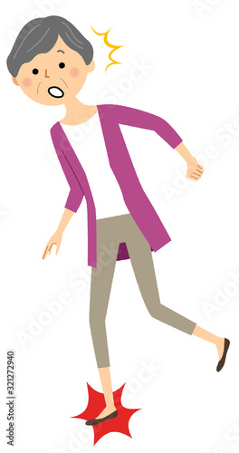 シニア女性　つまずく
