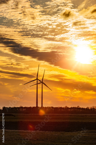 Stimmungsvolle Aufnahme mit Windrädern im Gegenlicht