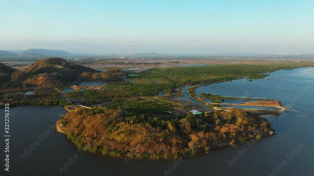 L'extrémité de l'île du poisson et les marais salants, à proximité de Kampot, au Cambodge L'extrémité de l'île du poisson et les marais salants, à proximité de Kampot, au Cambodge