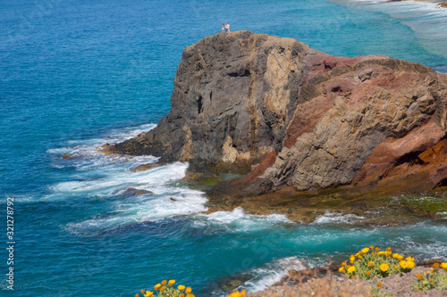 Fototapeta Naklejka Na Ścianę i Meble -  Lavafelsen am Papaya Strand mit Küste, Insel Lanzarote, Kanaren, Spanien, Europa 