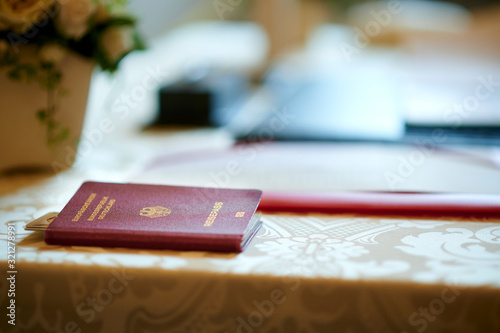 Reisepass der Bundesrepublik Deutschland liegt auf dem Tisch beim Standesamt vor der Zeremonie einer Hochzeit photo
