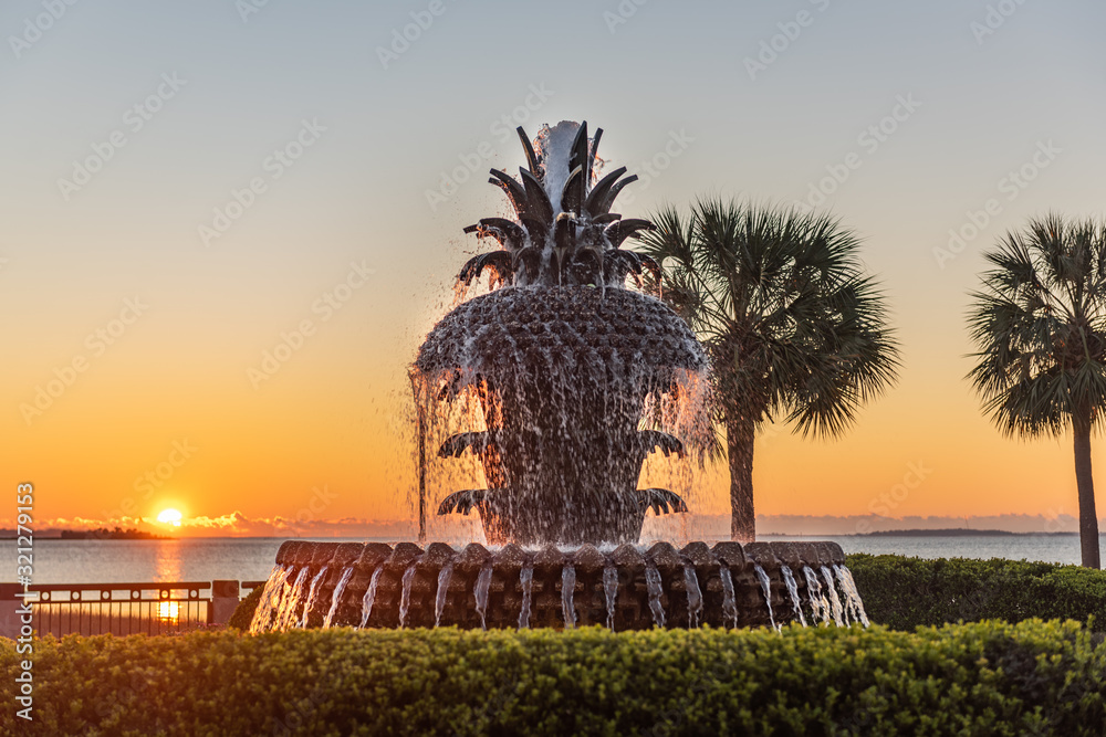 Fototapeta premium Fountain at Sunrise