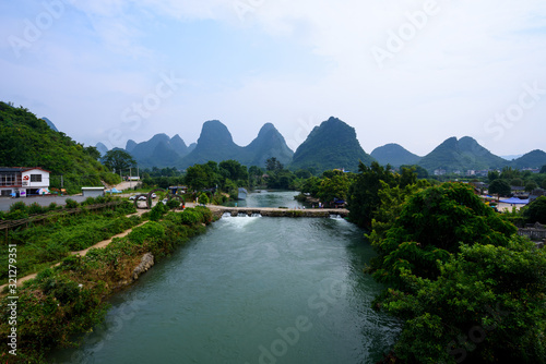 Canvas Print Beautiful karst mountains landscape and the Yulong river in Yangshuo County, Chi