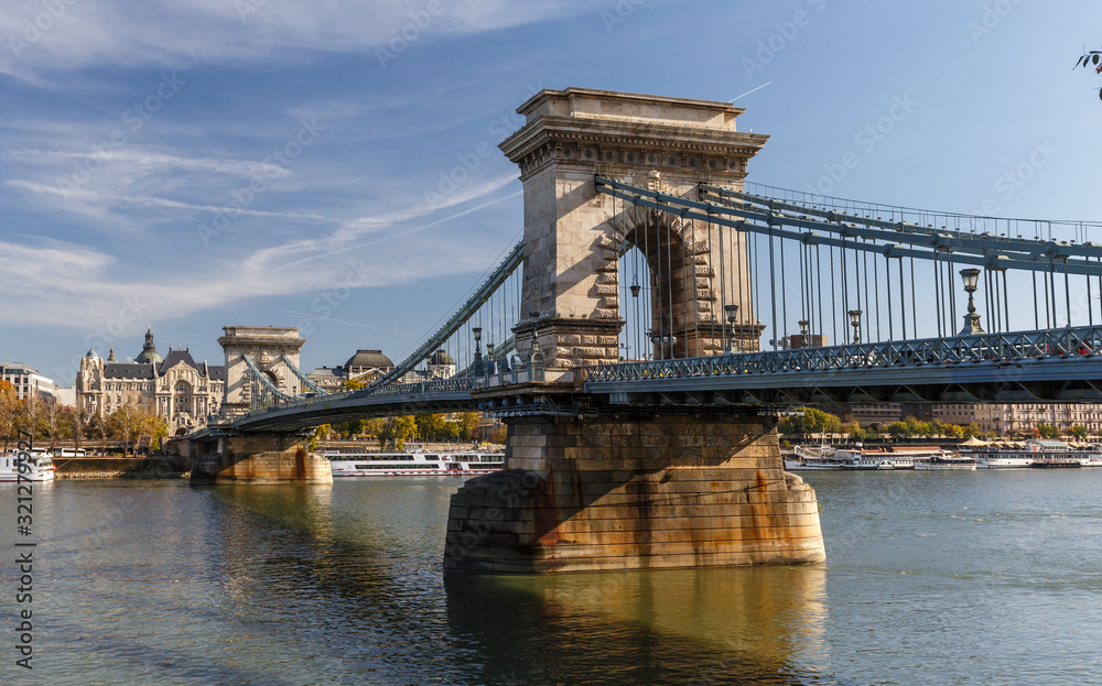 Obraz premium Amazing summer view on Chain Bridge, Budapest. Fantastic Cityscape with perfect sky. Hungarian landmarks. Popular Travel destinations.