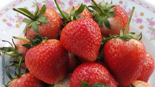 Fototapeta Naklejka Na Ścianę i Meble -  Many fresh strawbery in the plate , close up top view