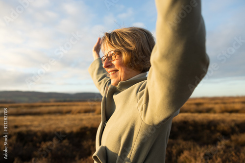 Glückliche Seniorin in der Natur