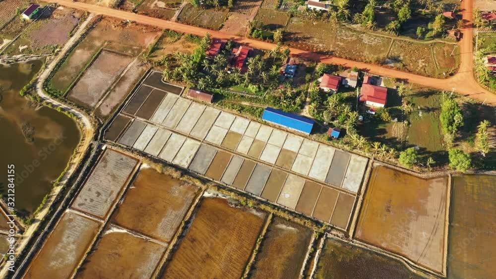 Les marais salants et des bâtiments rouges vus de drone à Kampot, au Kampot