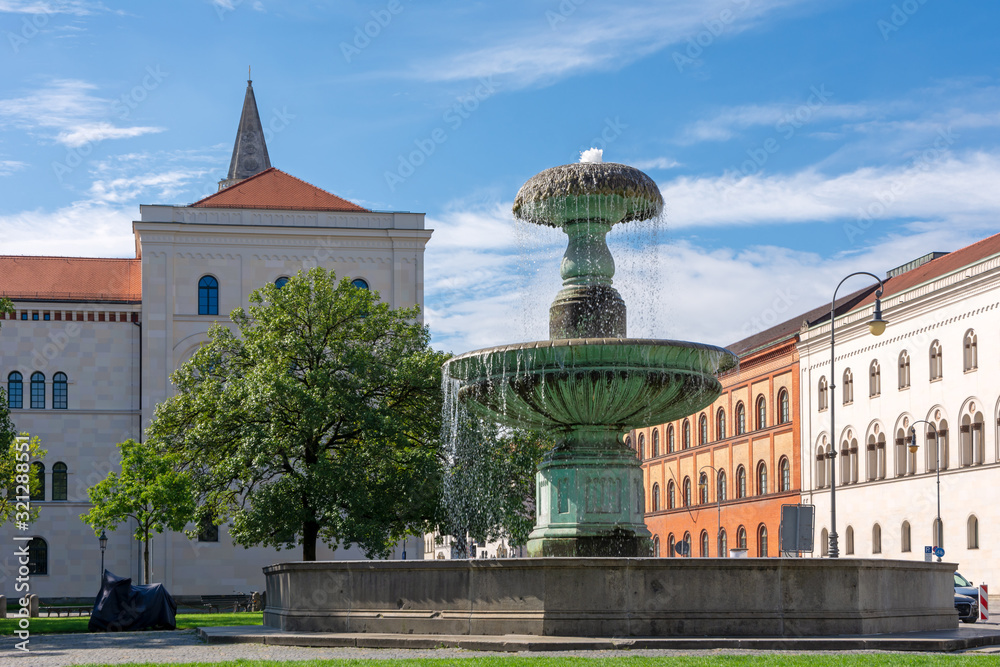 Naklejka premium Fountain at the Munich University