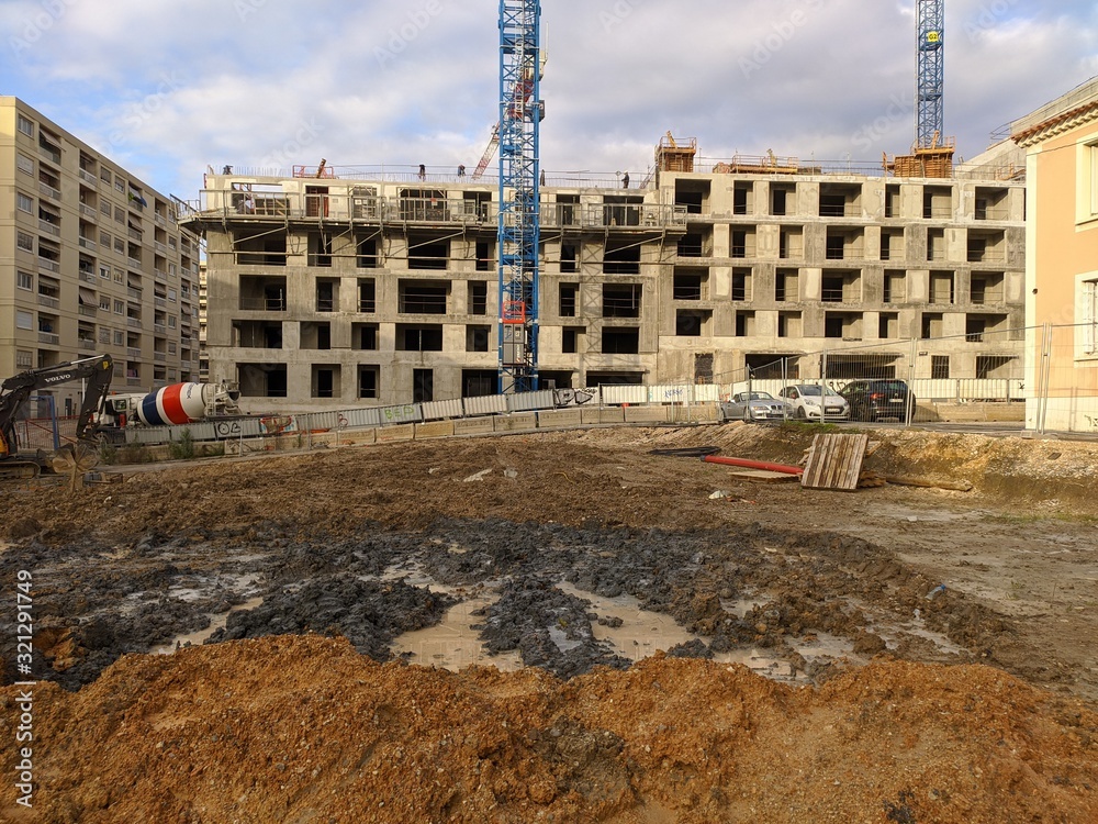 Fototapeta premium Construction de batiement immeuble d'appartement dans le 8 ème arrondissement de marseille avec grande grue et engin de chantier