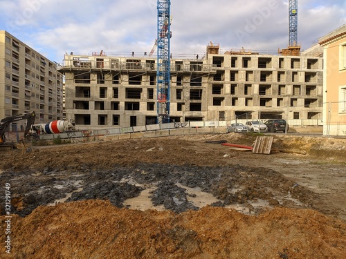 Construction de batiement immeuble d'appartement dans le 8 ème arrondissement de marseille avec grande grue et engin de chantier © Camille