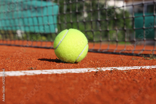 Tennisplatz mit Ball und Netz, Nahaufnahme © U. J. Alexander