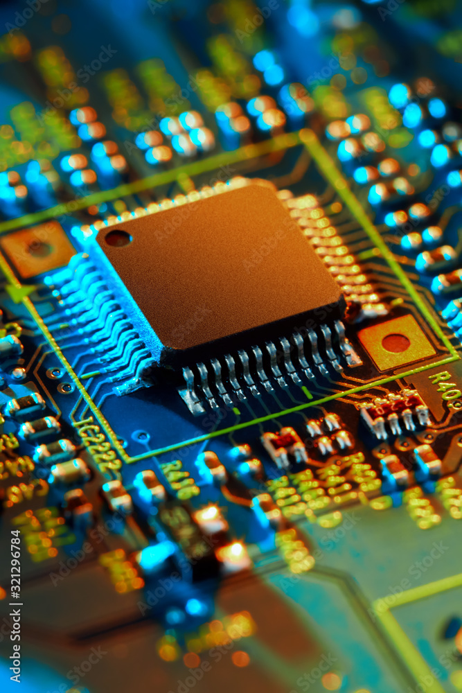 Obraz premium Elektroniczna płytka drukowana z elementami elektronicznymi, takimi jak chipy z bliska. Pojęcie technologii elektronicznego sprzętu komputerowego.