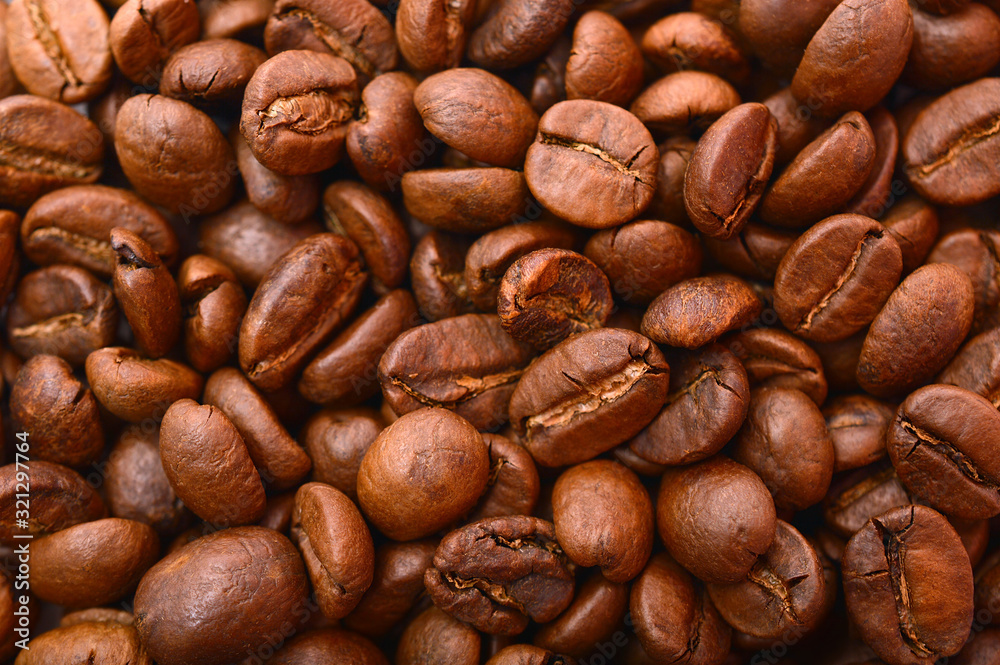 Naklejka premium Roasted coffee beans texture close up background