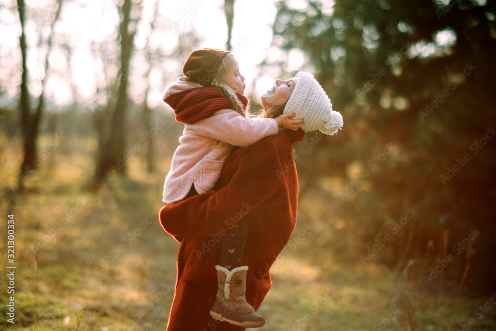 Ταπετσαρία Mother and daughter have fun and laugh in the forest.