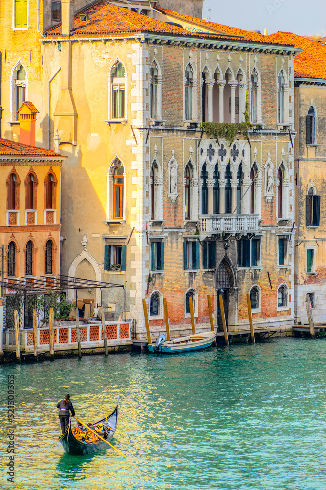 Φωτογραφία Venice traditional colorful canal street with boats and gondola