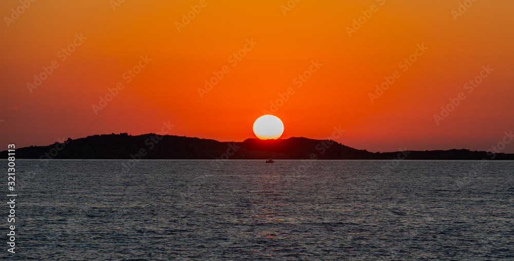 Sonnenuntergang um 20 Uhr Abend von einer Yacht aus am Mittelmeer vor Kos Griechenland