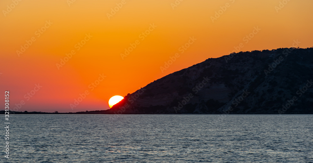 Sonnenuntergang um 20 Uhr Abend von einer Yacht aus am Mittelmeer vor Kos Griechenland