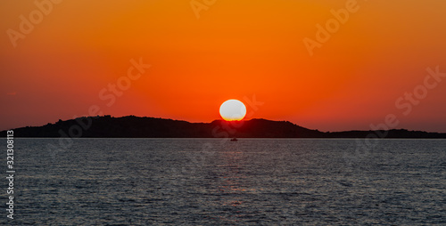 Fototapeta Naklejka Na Ścianę i Meble -  Sonnenuntergang um 20 Uhr Abend von einer Yacht aus am Mittelmeer vor Kos Griechenland