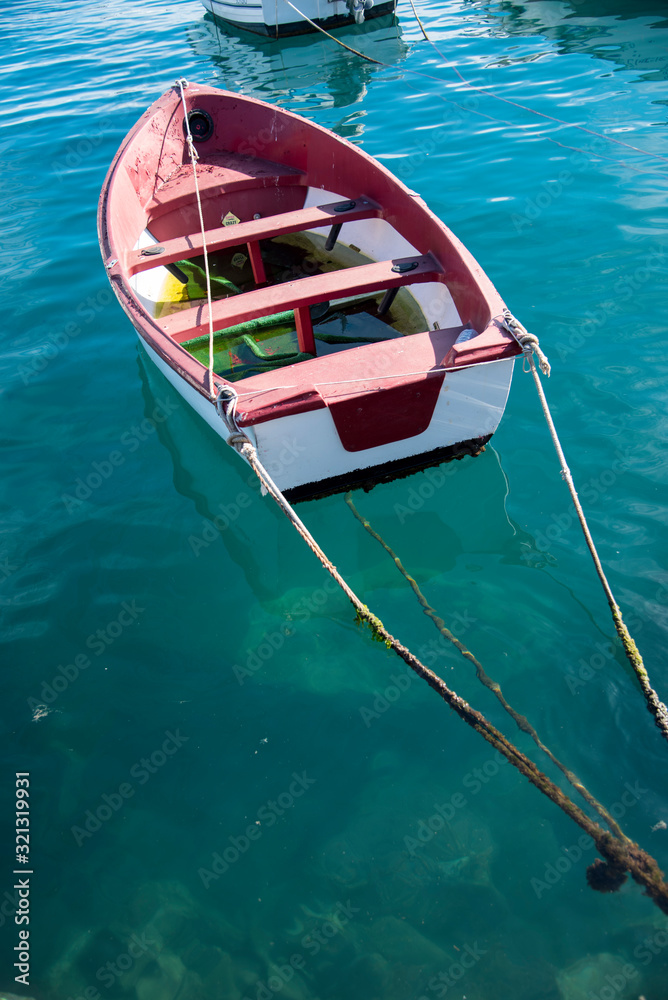 Obraz premium Light boats anchored by the beach