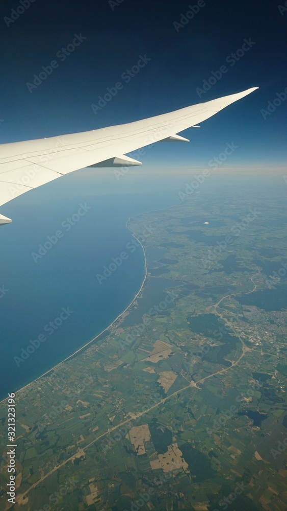 Podróż samolotem, widok na skrzydło, Polska z lotu ptaka 