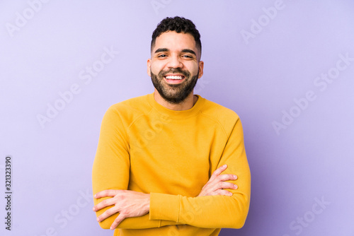Foto Young mixed race arabic man isolated laughing and having fun.