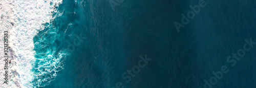 Foto Aerial view to waves in ocean Splashing Waves.