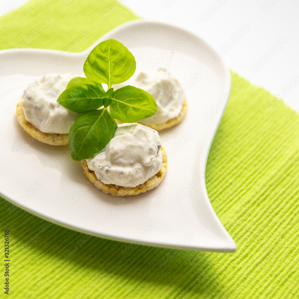 Finger Food Kräuter Quark Häppchen Basillikum Blatt Dill Kräuter auf Herz Teller Finger Food Kräuter Quark Häppchen Basillikum Blatt Dill Kräuter auf Herz Teller