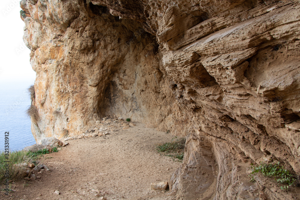 Grotta Perciata, un insediamento preistorico sito, Monte Cofano Riserva Naturale, Custonaci, provincia di Trapani, Sicilia, Italia