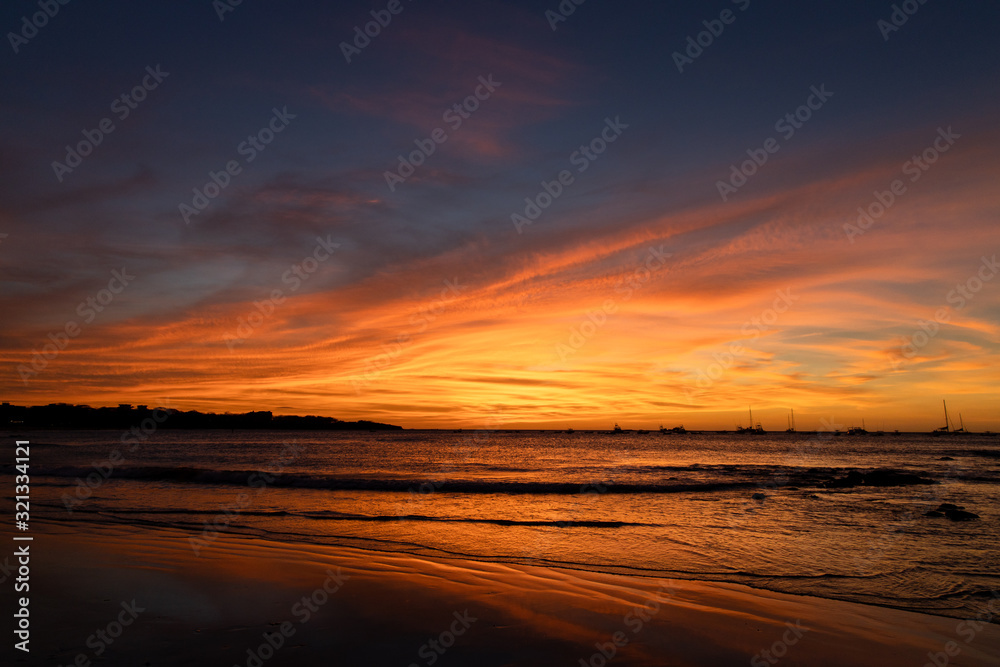 Obraz premium Bright beach sunset in Tamarindo, Costa Rica