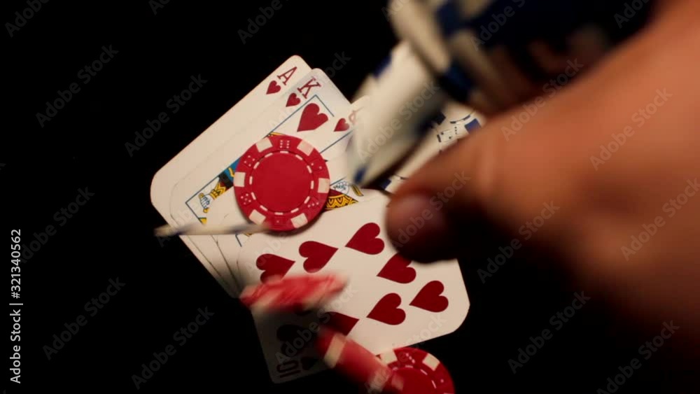 Juego de naipes con fichas apuestas diversión pasatiempo