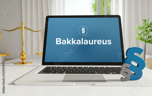 Bakkalaureus – Recht, Gesetz, Internet. Laptop im Büro mit Begriff auf dem Monitor. Paragraf und Waage photo