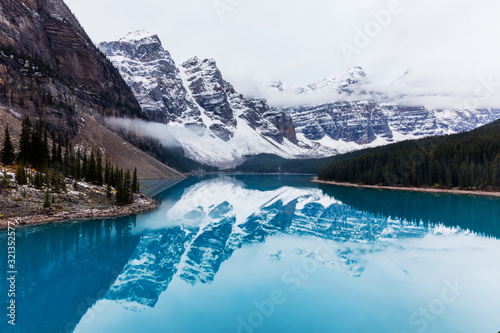 Fototapeta Naklejka Na Ścianę i Meble -  Moraine Lake in Banff National Park 