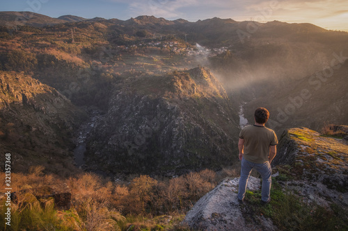 Portugal Pessoa a olhar para bonita paisagem de pôr do sol nas montanhas