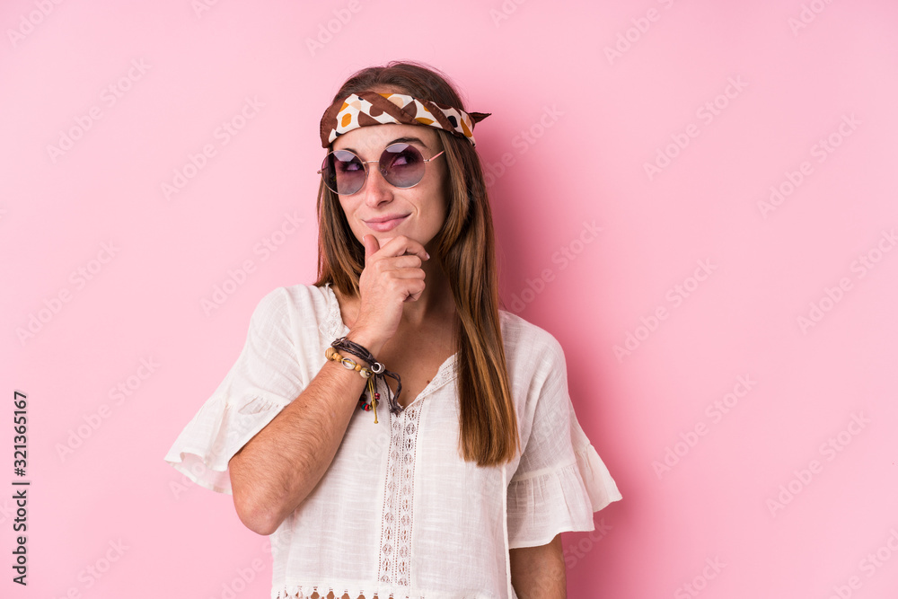 Young hipster caucasian woman isolated looking sideways with doubtful and skeptical expression.
