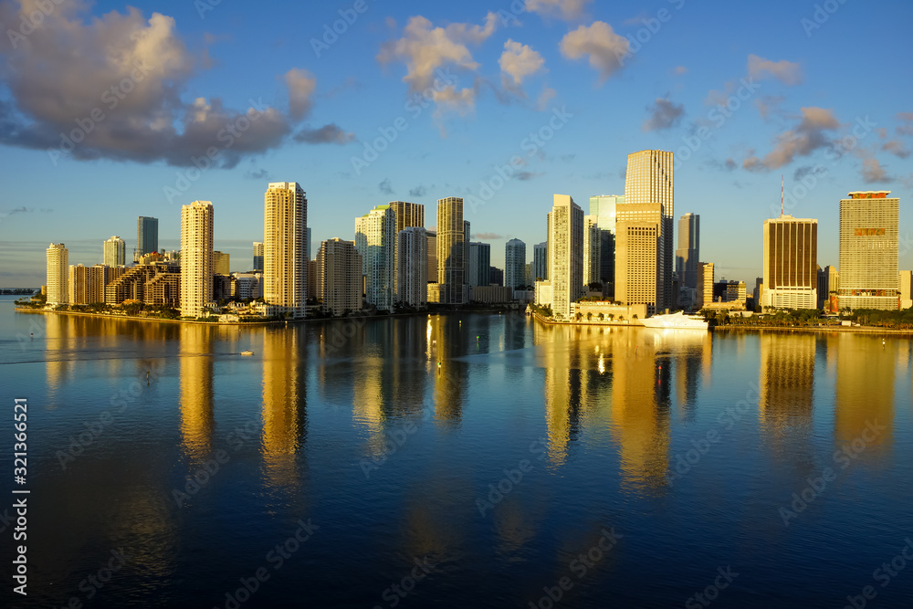 Fototapeta premium Zdjęcie lotnicze z morza z panoramicznym widokiem na panoramę miami