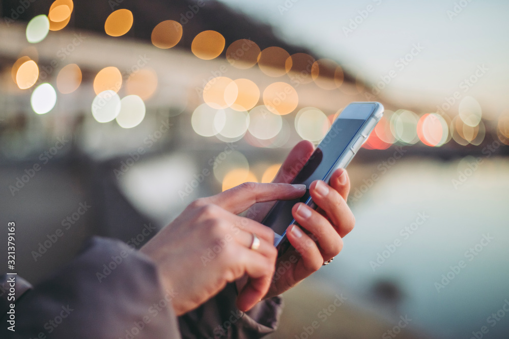 スマホと女性の手元 スマホと女性の手元