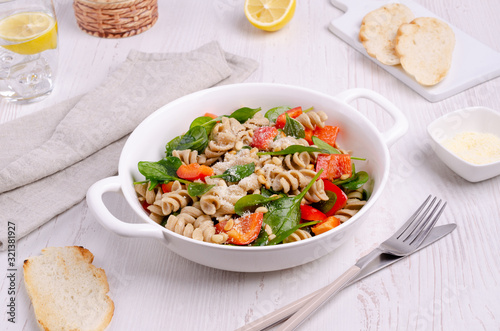 Brown pasta with vegetables