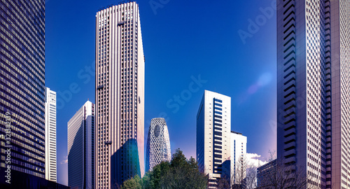 高層ビル群のある都市風景のイメージ