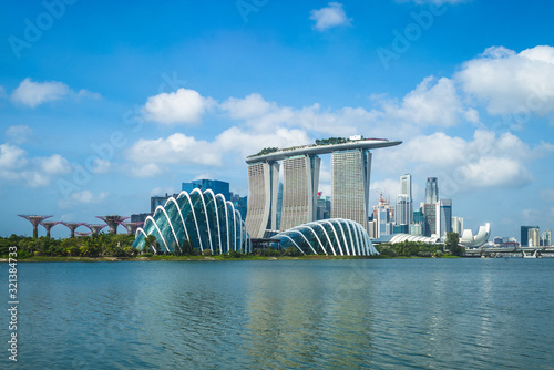 Fototapeta singapore - February 3, 2020: skyline of singapore at the marina bay with iconic building such as supertree, marina bay sands, artscience museum