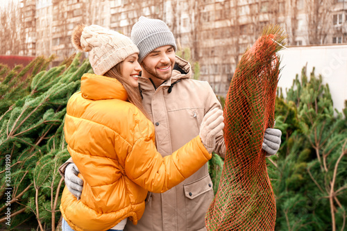 Young couple buying Christm...