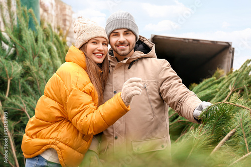 Young couple buying Christm...
