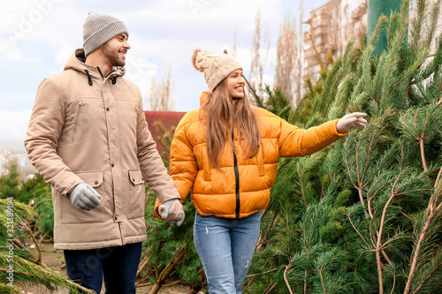 Young couple buying Christm...