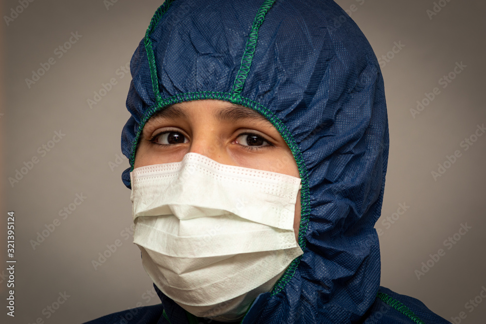 Junger Mann mit Maske virus und staub frei grauer Hintergrund 