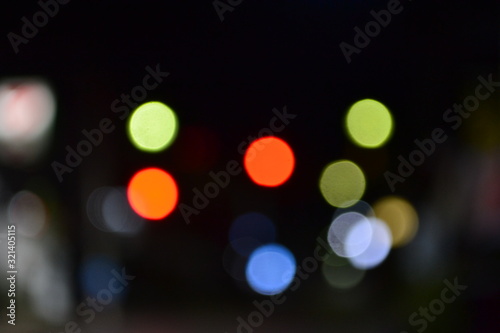 Bokeh at night at the red light intersection © Praphan
