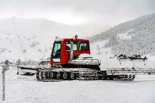 Foto Snow groomer machine on snow hill grooming for skiing slope preparations in Ulud